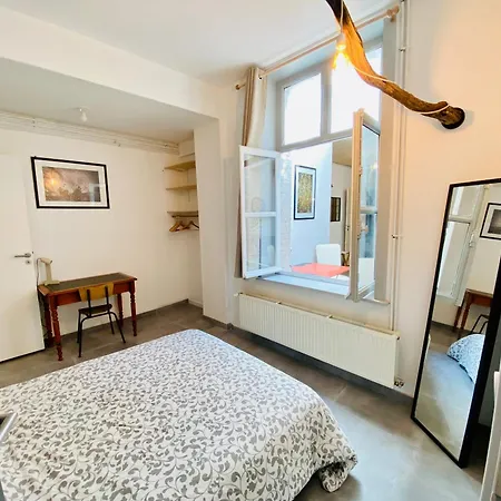 Oasis Urbaine - Spacieux Et Calme Avec Patio Apartment